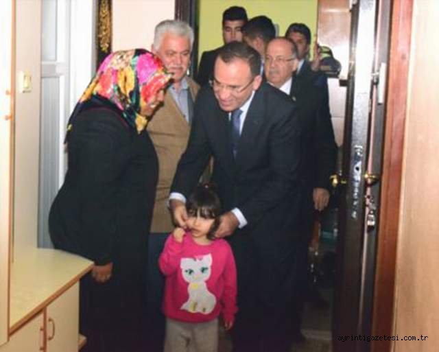 Bakanlar şehit ailesini ziyaret etti