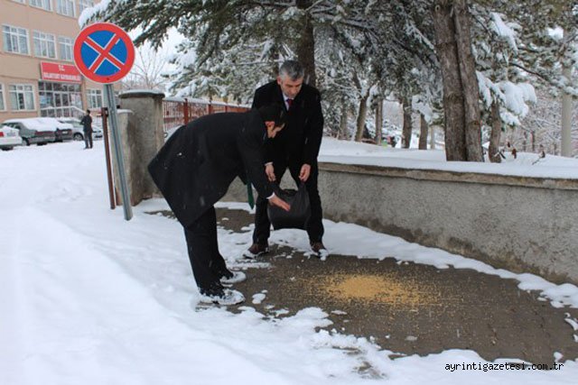 Makam aracından inerek kuşlara yem verdi
