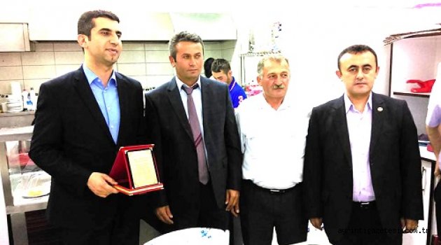 MUHTARLARDAN KAZEZ’E PLAKETLİ UĞURLAMA