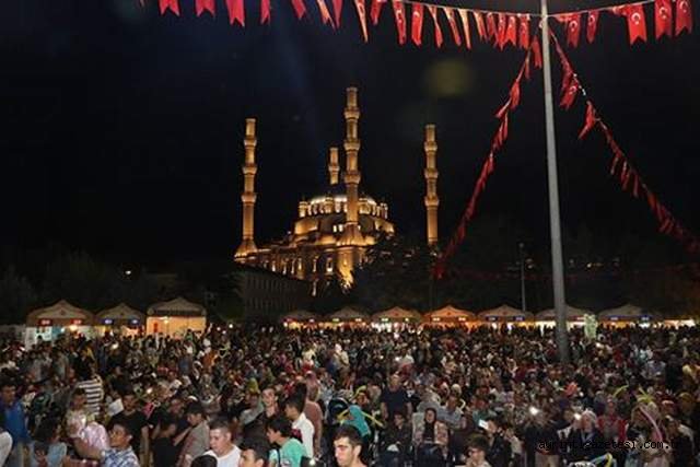 Orucu açan bulvara ve meydana koşuyor