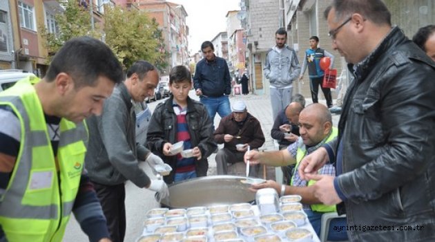 Rahmet elinden 500 kişilik aşure 