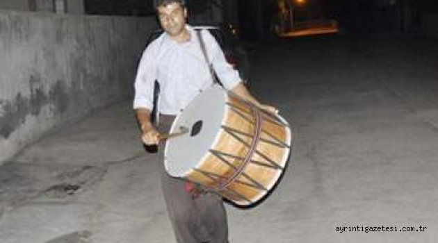 Davulcular saat gibi