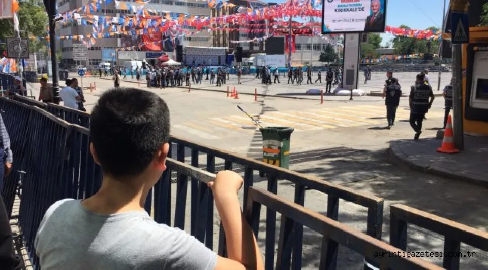 MEYDAN KAPATILDI. TEPKİ ÇEKEN GÜVENLİK