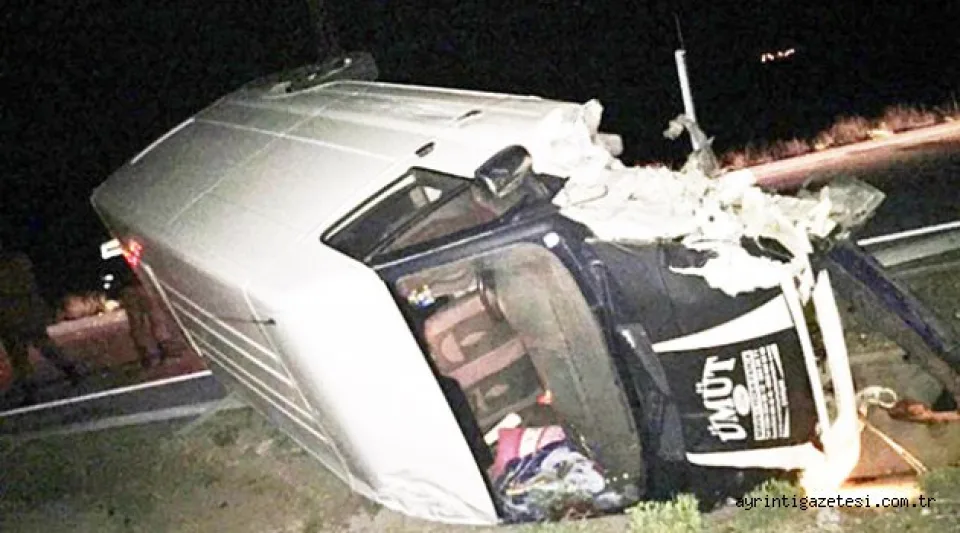 Minibüs bariyerlere çarptı
