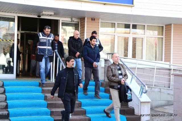 4 polis tutuklandı