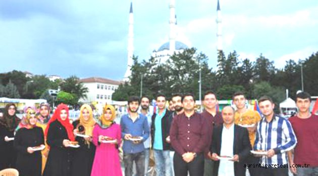 AK Gençlik simit, hurma ve suyla iftar açtı