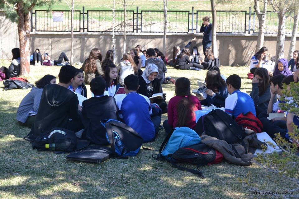 Atatürk Anadolu Lisesi okuyor