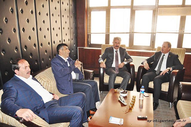 Atları ile itleri ile saldırıyorlar