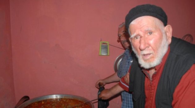 Bağ-Kur Emeklisi 'Cennet Dede' Her Gün Bin Kişiye İftar Veriyor