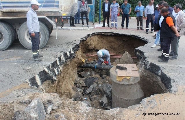 Çöken Yol Korkuttu