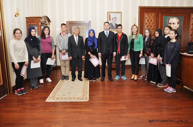 Dereceye giren öğrencileri vali ödüllendirdi