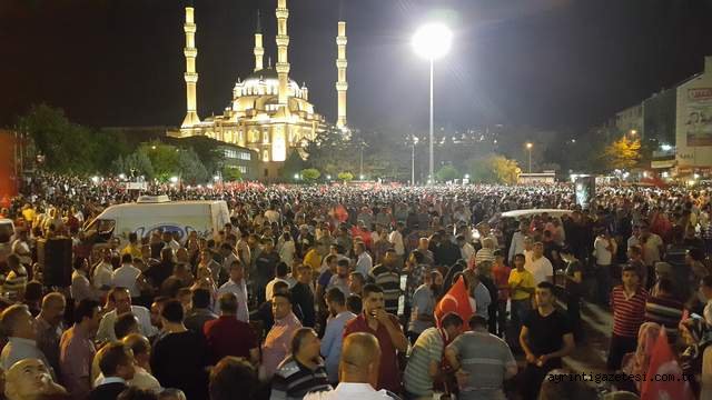 Gündüz yaz spor okulları gece demokrasi nöbeti