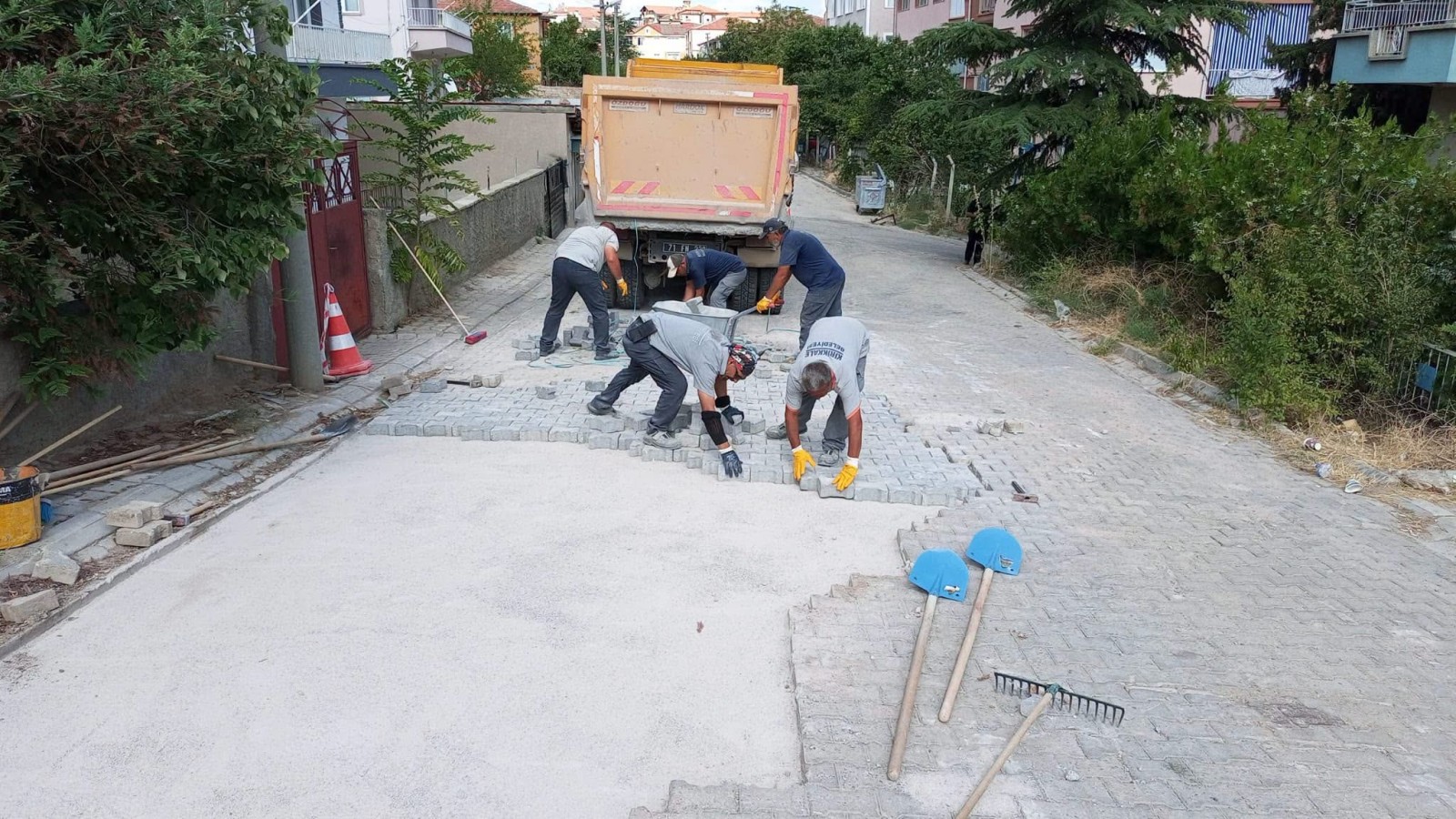 Kırıkkale'de Cadde ve Sokaklarda Kilit Parke Taşı Çalışmaları Hız Kesmeden Devam Ediyor - 1