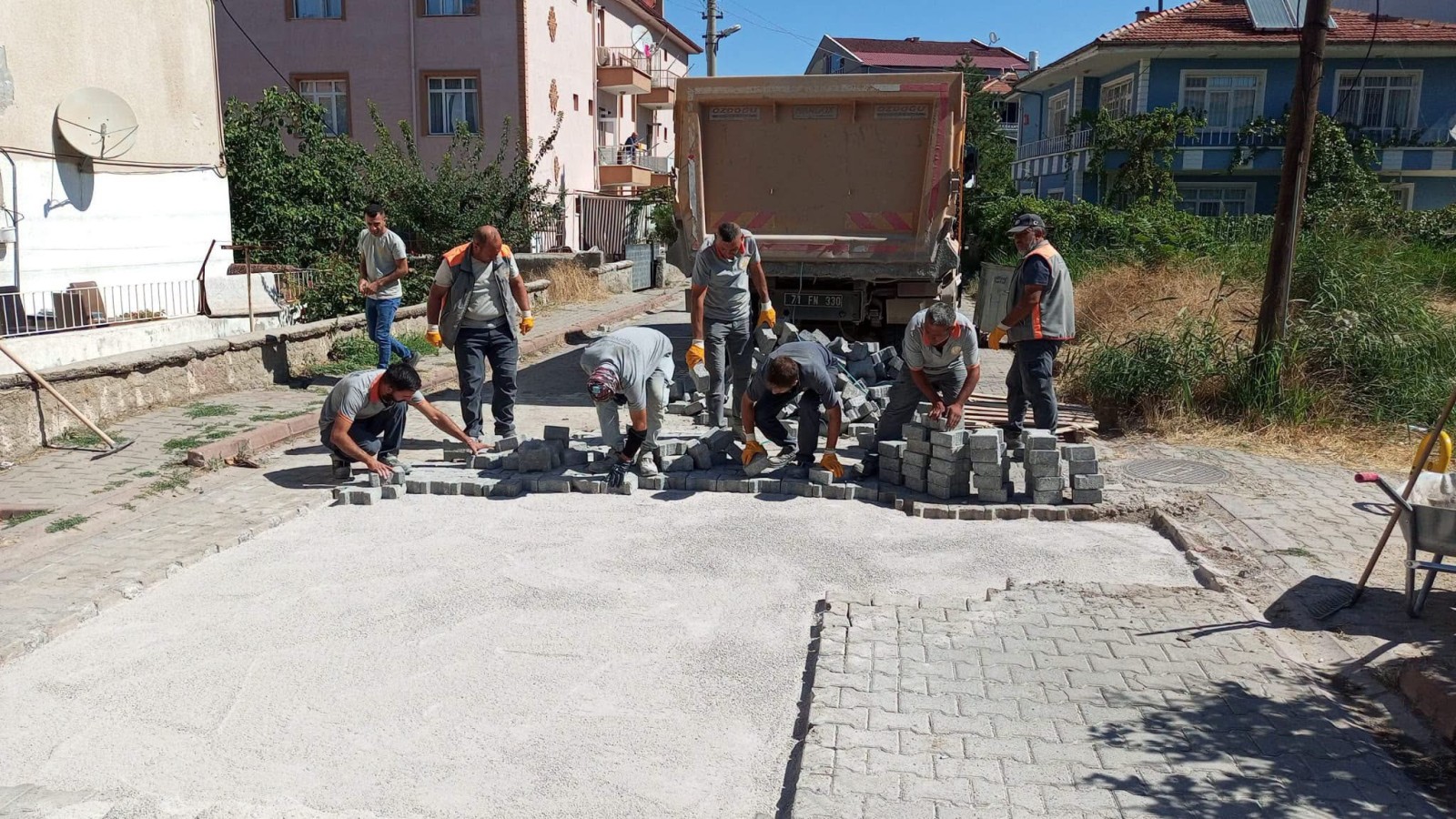 Kırıkkale'de Cadde ve Sokaklarda Kilit Parke Taşı Çalışmaları Hız Kesmeden Devam Ediyor - 3