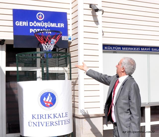 Öğrenciler, çöplerini potaya smaçlıyor