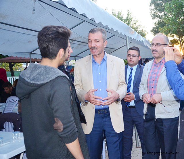 Öztürk, öğrenciler ile birlikte iftar yaptı