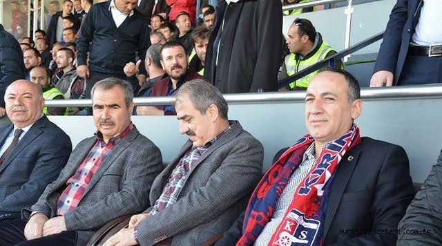 Saygılı maçı izledi