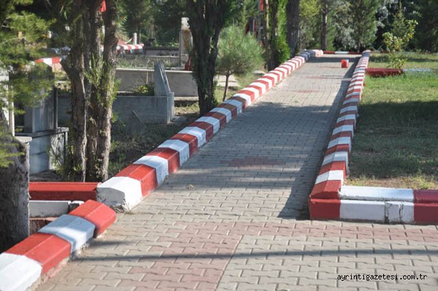 Şehitliğin kaldırımları boyanıyor