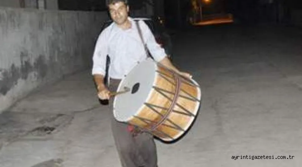 Davulcular saat gibi