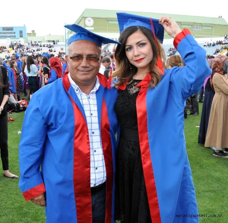 Kızıyla birlikte mezun oldu