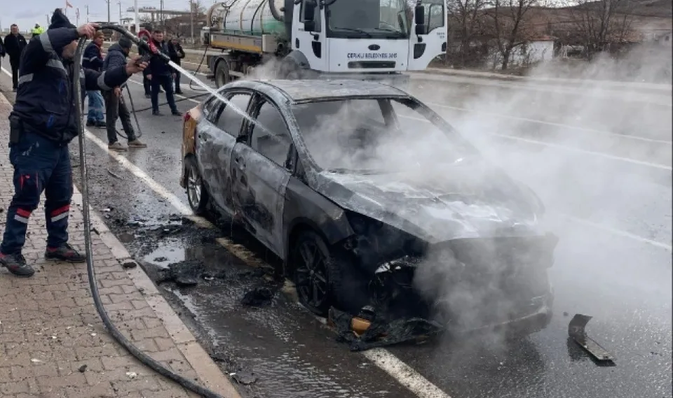 Çerikli'de ticari araç alevlere teslim oldu! 