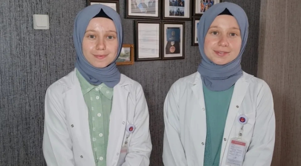 İkiz hemşireler mesleklerini severek yapıyor