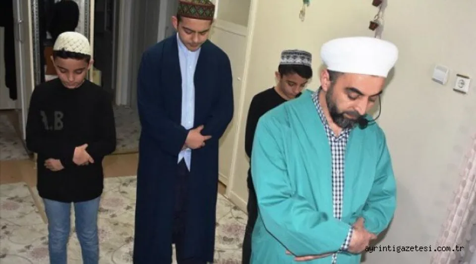İMAM KOMŞULARINA EVİNDEN NAMAZ KILDIRIYOR 