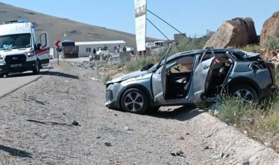 Kırıkkale’de İki Otomobil Çarpıştı: 2 Kişi Yaralandı