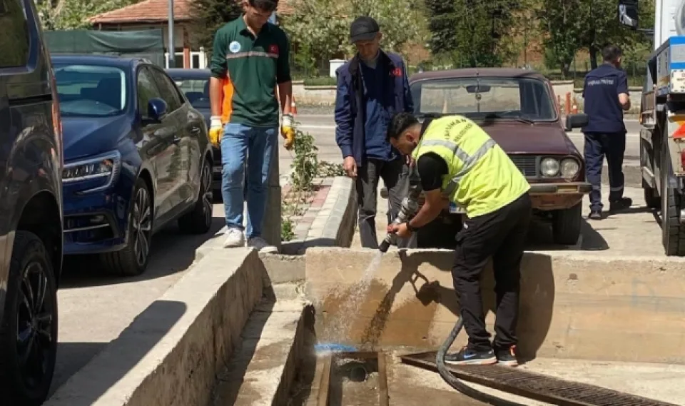 Yahşihan Belediyesi'nden ızgara ve mazgal temizliği
