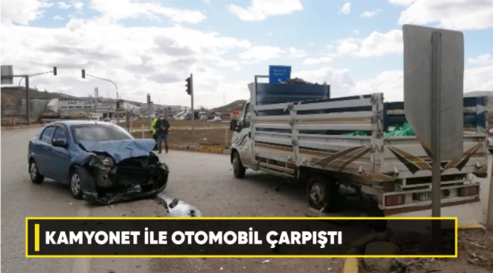 Kamyonet ile otomobil çarpıştı