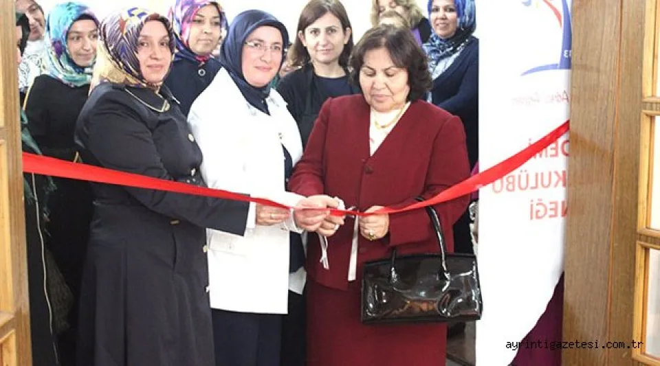 Gençlik kulübü sergisi açıldı 