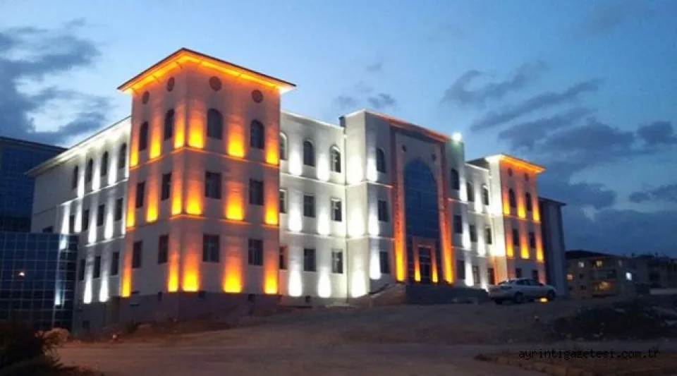 Valilik konağı aydınlatması ile göz dolduruyor 