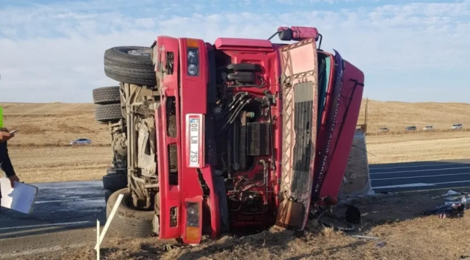 Karşı yola geçen tır devrildi