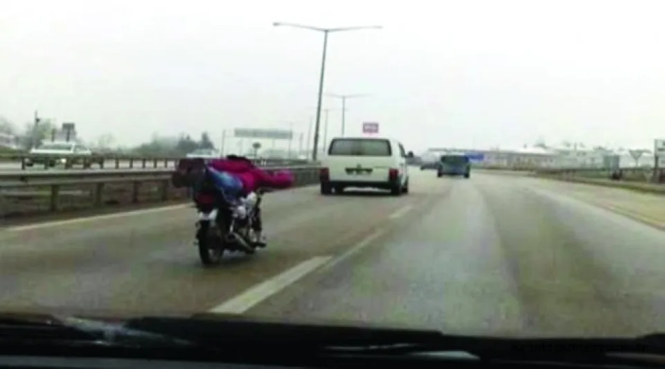 Motosikletle Şov Yapan Genç Trafiği Tehlikeye Düşürüyor