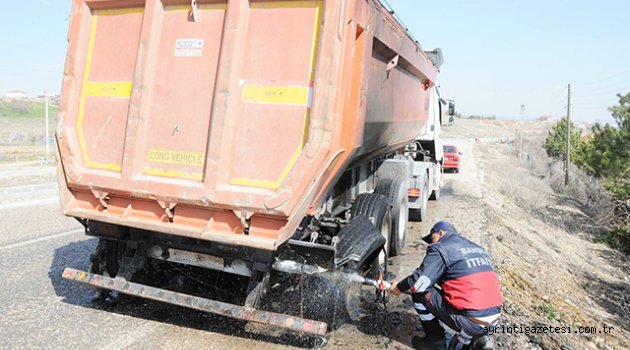 TIR'ın tekeri patladı alev aldı